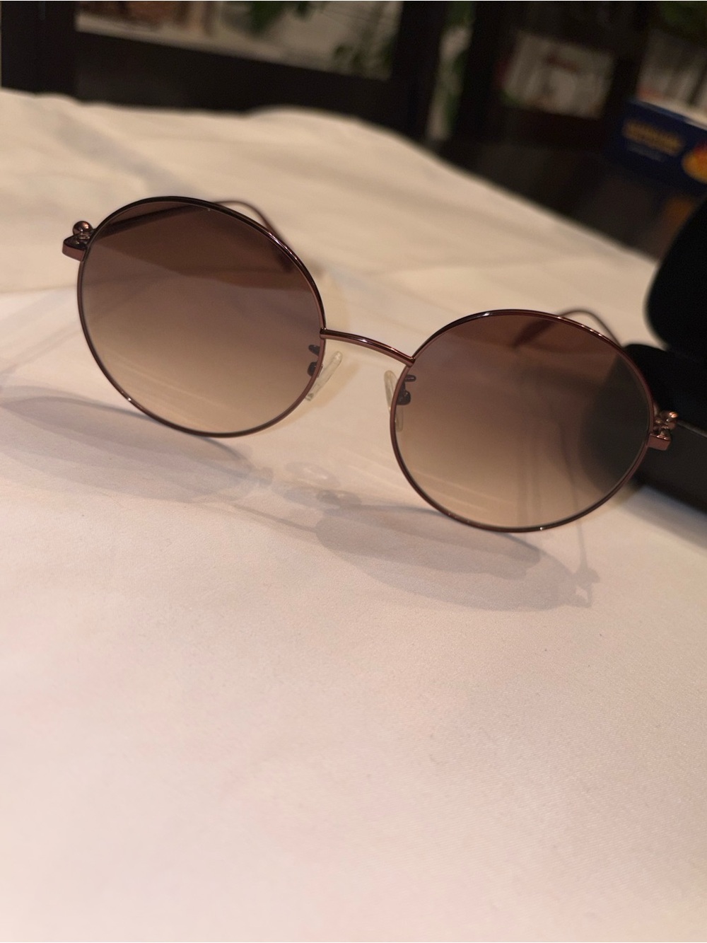 Alexander McQueen Round Brown Gradient Sunglasses with Gold Accents - Picture 5 of 6